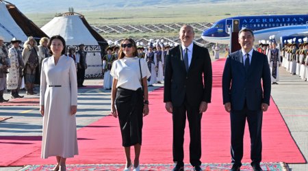 Prezident və xanımını &ldquo;Yaşa mənim xalqım&rdquo;la qarşıladılar - VİDEO