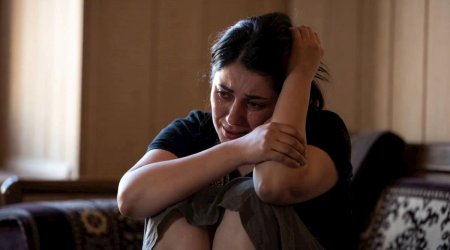 Bakıda yataq otağında ərinə kobud cavab verən QADIN DÖYÜLDÜ