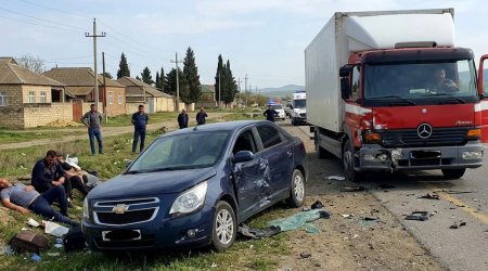 Azərbaycanda DƏHŞƏTLİ QƏZA: Yük maşınının vurduğu avtomobil piyadalara çırpıldı - Ölənlər var