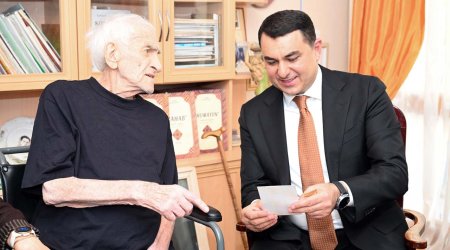 Nazir 96 yaşlı Xalq artistini evində ziyarət etdi&ndash; FOTO