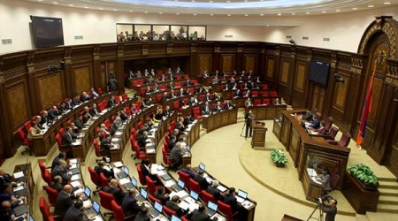 Azərbaycan əleyhinə sərt açıqlamalar verən Knyaz Həsənov Ermənistanda yeni parlamentə sədrlik edir - FOTO