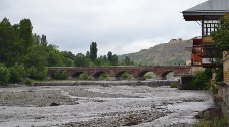 Kürdən daha dəli olan Qudyalçay &ndash; Ən müasir körpüləri dağıdıb, bəs 130 illik körpüyə niyə təsir etmir? - VİDEO