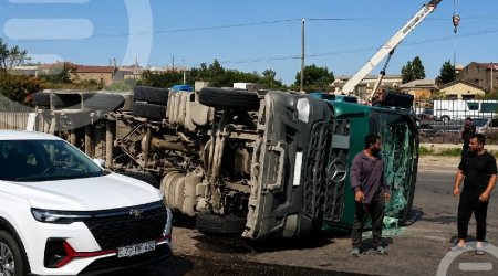 Bakıda TIR aşdı: Dizel yola dağıldı - VİDEO