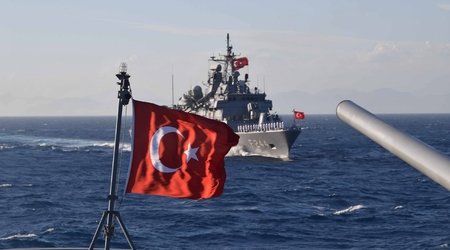 Qara dənizdə gərginlik: Türkiyə gəmisi dronla vuruldu