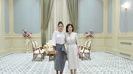 Birinci xanımların çay masası əsnasında təkbətək görüşü – FOTO