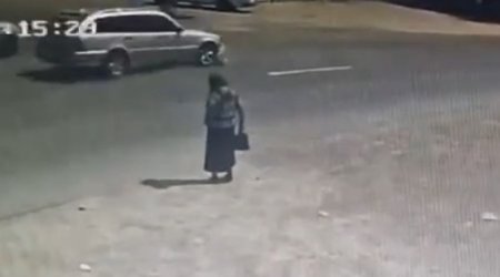 Anasının gözləri qarşısında maşın vurub öldürdü &ndash; Video