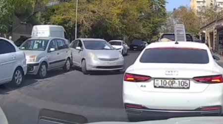 &ldquo;Prius&rdquo; manevr edərkən qəza törətdi, heç nə olmamış kimi yoluna davam etdi &ndash; VİDEO
