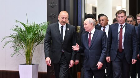İlham Əliyev Vladimir Putinlə ayaqüstü söhbət etdi &ndash; FOTO/VİDEO