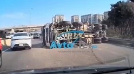 Bakı-Sumqayıt yolunda betonqarışdıran maşın aşdı &ndash; VİDEO