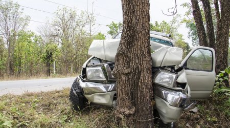Sumqayıtda ağır qəza: "Chevrolet" ağaca çırpıldı