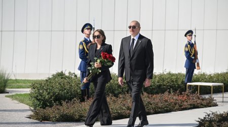 İlham Əliyev Bakıdakı Zəfər parkında şəhidlərin xatirəsini ehtiramla yad etdi - FOTO-VİDEO