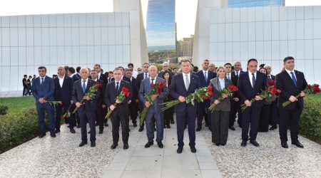 AHİK üzvləri Zəfər parkını ziyarət etdi - FOTO