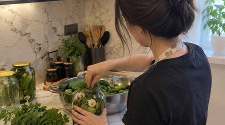 Turşu hazırlayarkən yıxıldı - Əlindəki bıçaqla xəsarət aldı