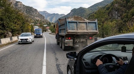 Yük maşınının arxasında ilişib qalan sürücülər - Bu halda ötmək olar