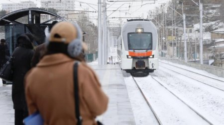 Dəmiryol vağzallarında platformalar qardan təmizlənir - FOTO