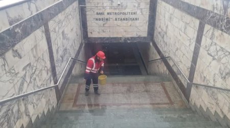 Metro stansiyalarının girişləri qardan təmizlənir - FOTO