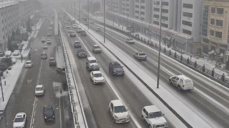 Sürücülərin nəzərinə: Bakıda bu yollar sürüşkəndir - SİYAHI/FOTO