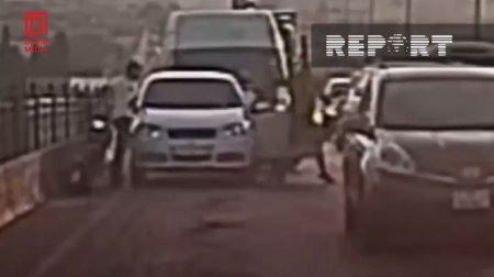 Bakıda moped sürücüsü yolun ortasında sürücünü döydü – ANBAAN VİDEO