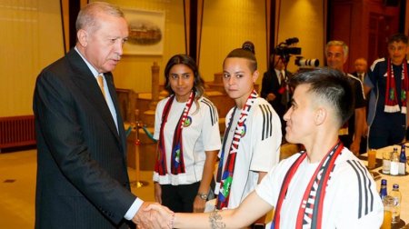 Ərdoğan Azərbaycan millisinin futbolçuları ilə görüşdü - FOTO