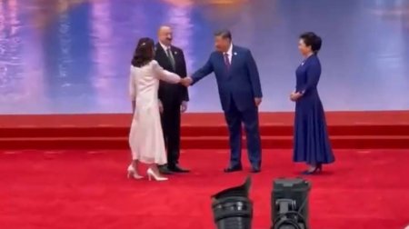 Si Cinpin ziyafətdə İlham Əliyev və Mehriban Əliyevanı belə qarşıladı - VİDEO