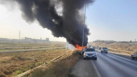 Bakıda minik avtomobili yandı