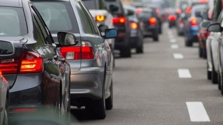 Sürücülərin DİQQƏTİNƏ: Tıxac zamanı stressi azaltmaq üçün maşında nələr etmək olar?
