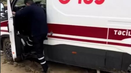 Çağırışa gedən təcili yardım maşını palçığa batdı - Video