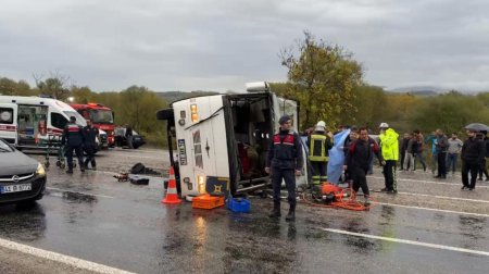 Türkiyədə işçiləri daşıyan mikroavtobus AŞIB – Ölən və yaralananlar var– FOTO