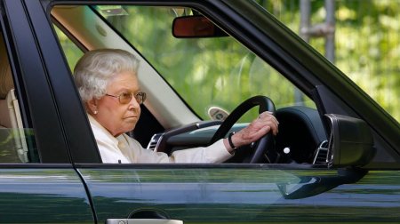 II Yelizavetanın “Range Rover”i hərraca çıxarıldı – FOTO