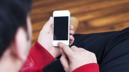 Həkimlərdən HƏYƏCAN TƏBİLİ: Smartfondan istifadə onurğa xəstəliklərinə gətirib çıxarır