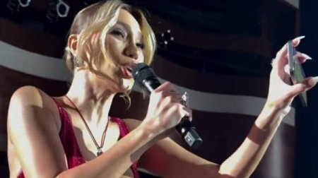 Röya konsertində tamaşaçını təpiklədi - ANBAAN VİDEO