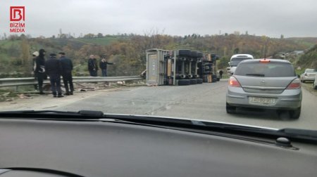 Qubada yük avtomobili aşdı – FOTO