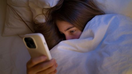 Yatmazdan əvvəl telefona baxmaq ölümə səbəb ola bilər - XƏBƏRDARLIQ