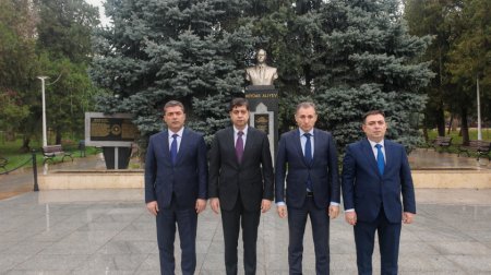 Azərbaycan nümayəndə heyəti Buxarestdə Heydər Əliyevin büstünü ziyarət etdi – FOTO