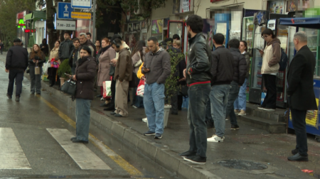 Avtobus dayanacaqlarında pavilyon quraşdırılmaması sərnişinlərə çətinlik yaradır - VİDEO
