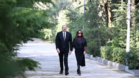 Prezident və birinci xanım Heydər Əliyevin məzarını ziyarət etdilər – FOTO
