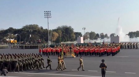 Zəfər paradında hərbçilərin yürüşü başladı – VİDEO