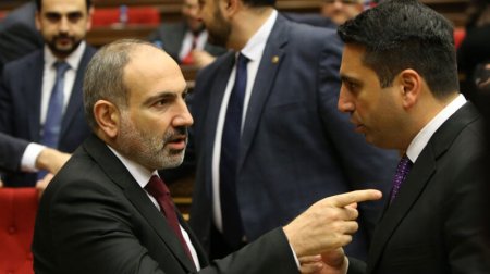 Parlamentə gələn Paşinyan Alen Simonyanı danladı – ANBAAN VİDEO