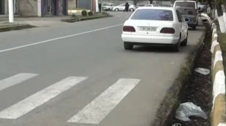 Lənkəranda yol PROBLEMİ: Piyadalar üçün təhlükəli vəziyyət yaranıb - VİDEO