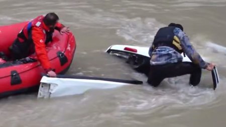 Türkiyədə çaya düşən avtomobildən insanlar belə xilas edildi – ANBAAN VİDEO