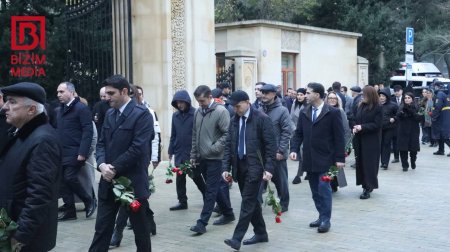Vətəndaşlar Ulu Öndərin xatirəsini anmaq üçün Fəxri xiyabana axın edir – FOTO/VİDEO