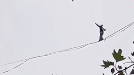 Nəfəs kəsən GÖRÜNTÜ: Qadın hündürlükdə ip üzərində… - VİDEO