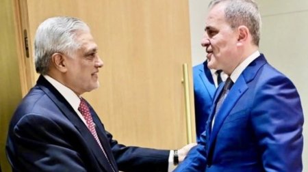 Ceyhun Bayramov pakistanlı həmkarı ilə regional məsələləri müzakirə etdi