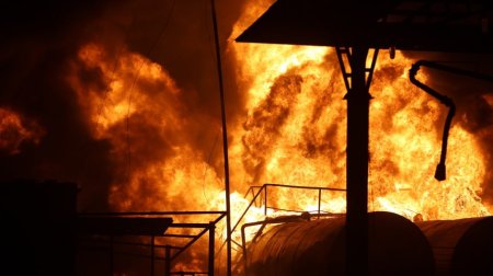 Rusiyaya yüzlərlə dron və raketlərlə zərbə endirildi - Neft bazaları yanır - FOTO/VİDEO