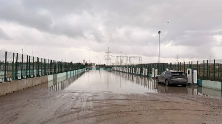 Bu ərazidə elektro­doldurma məntəqəsi hələ də su altındadır