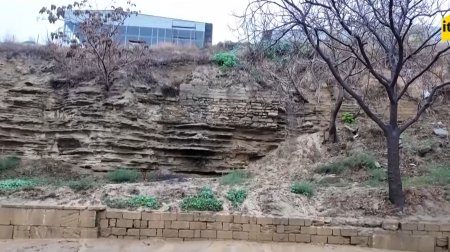 Bakının mərkəzində TƏHLÜKƏ: Yağışın fəsadları... - VİDEO