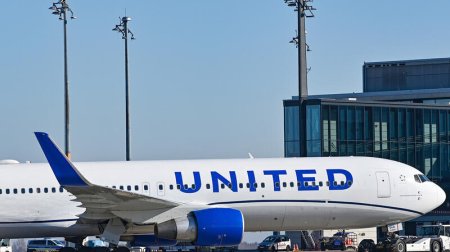 “United Airlines” təyyarəsinin mühərriki Yaponiyaya uçuş zamanıİŞLƏMƏYİB