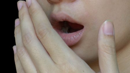 Ağız qoxusundan qurtulmağın 4 təbii ÜSULU