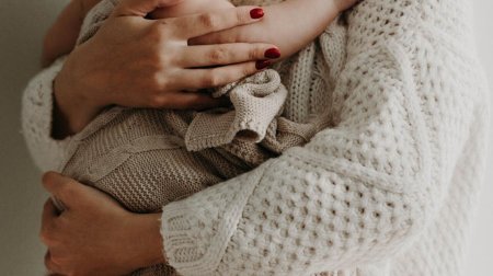 33 yaşlı qadın 18 yaşlı oğlandan uşaq DOĞDU - Efirdə QALMAQAL - VİDEO