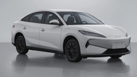 Çin maşınını təmir edən dəmirçi dəhşətə gəldi: “Bir barmaqla əyilir” - VİDEO